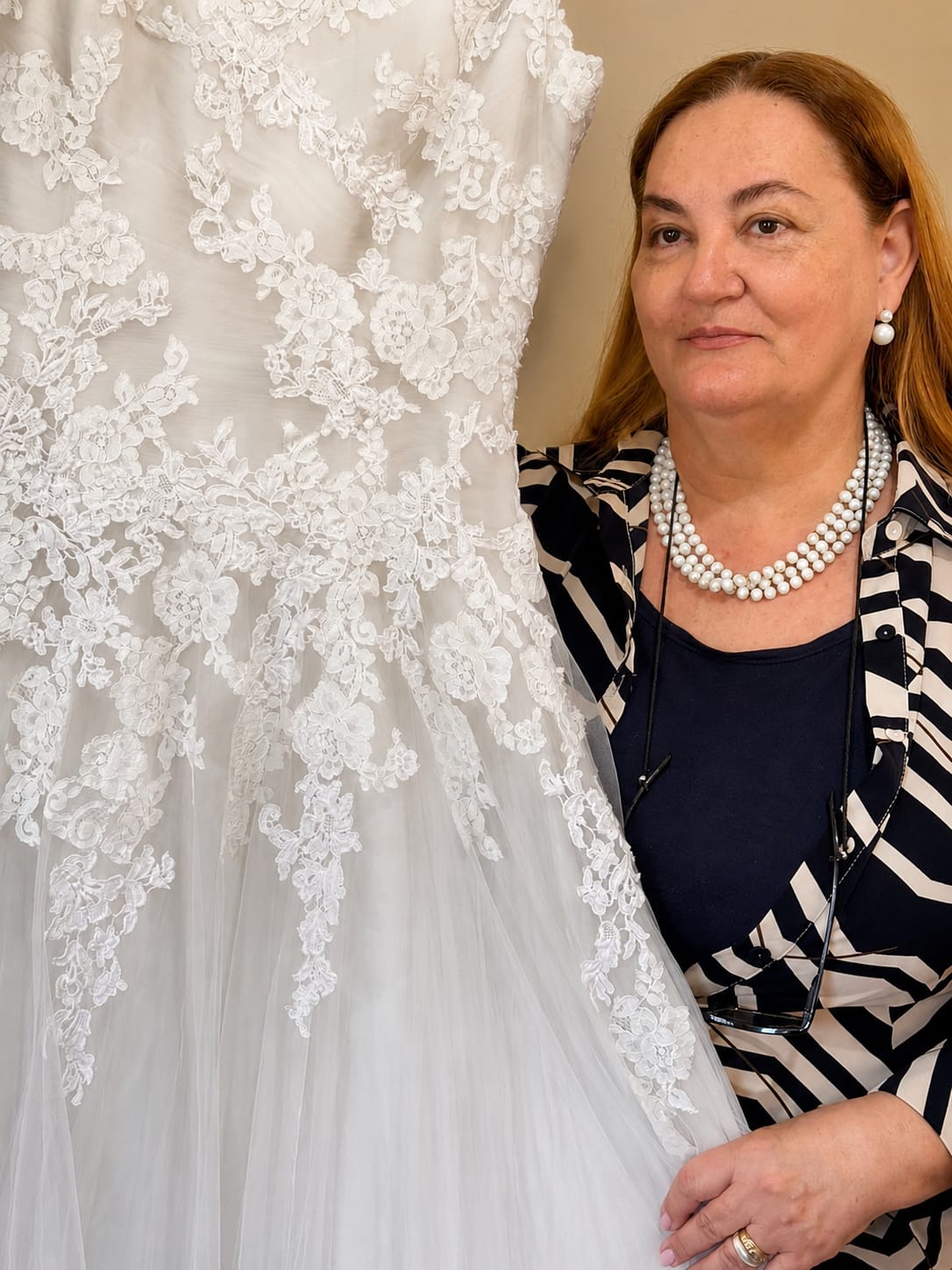 Fundadora da Casateliê com vestido de noiva